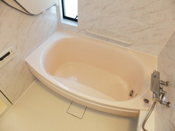 吹き抜け天井に木の梁で作ったオリジナル照明